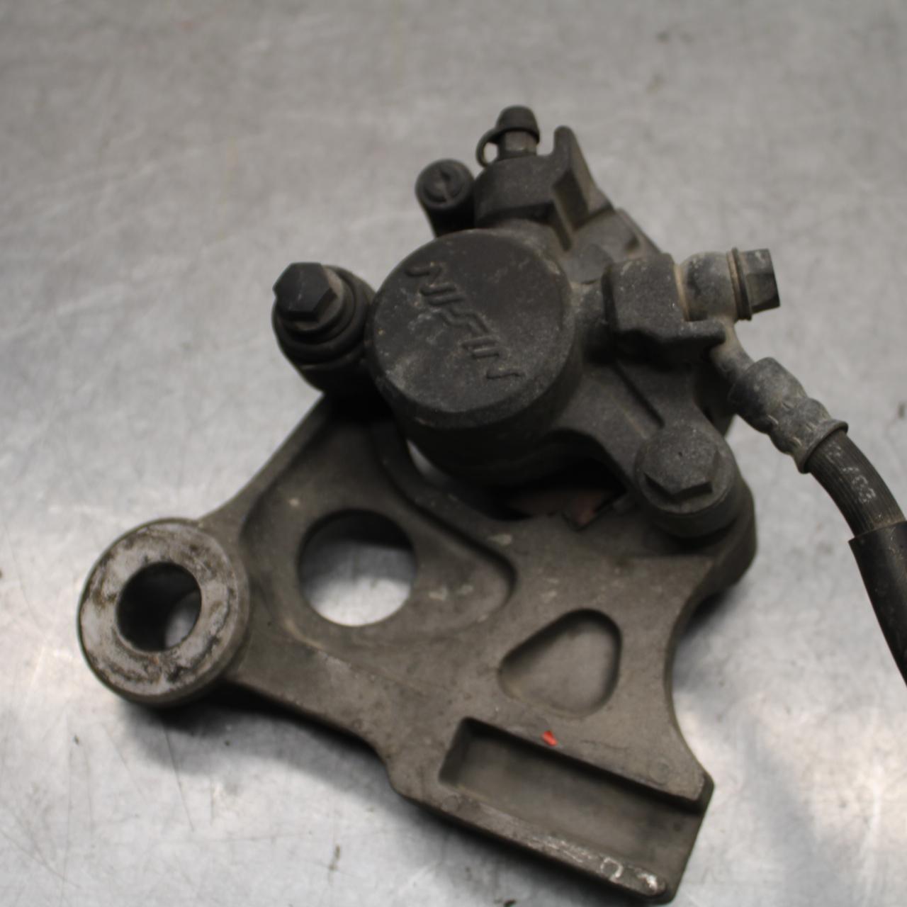 01-06 HONDA CBR600F4I REAR BRAKE CALIPER W MOUNT BRACKET 43150-MBW-006 BB644