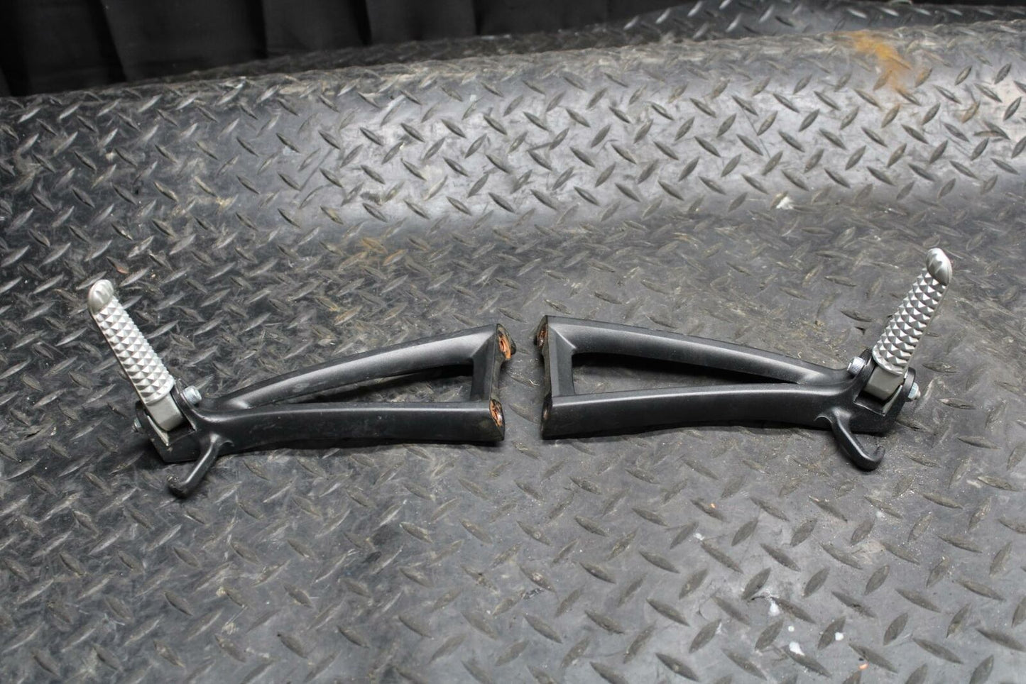 08-16 YAMAHA YZF R6 REAR BACK PASSENGER PEG SET PAIR BB209