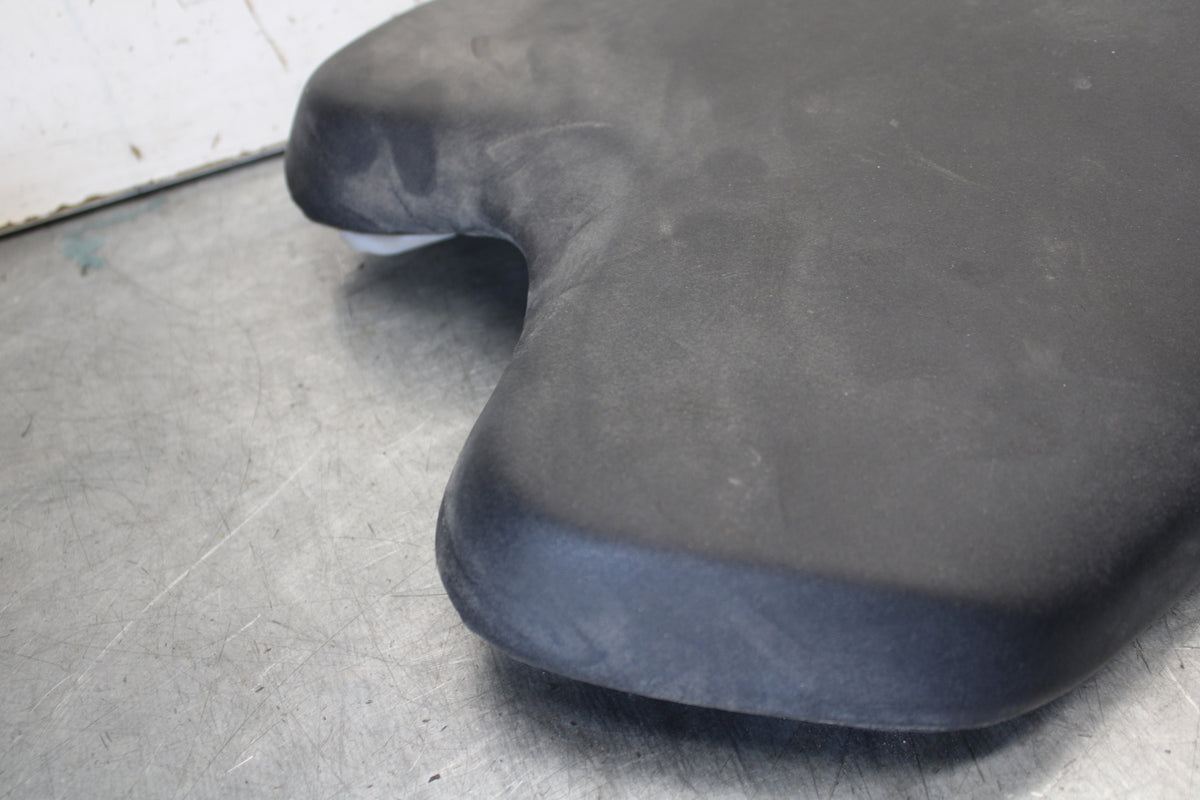 08-16 YAMAHA YZF R6 FRONT DRIVERS SEAT PAD SADDLE PILLION 13S-24710-00-00 BB665