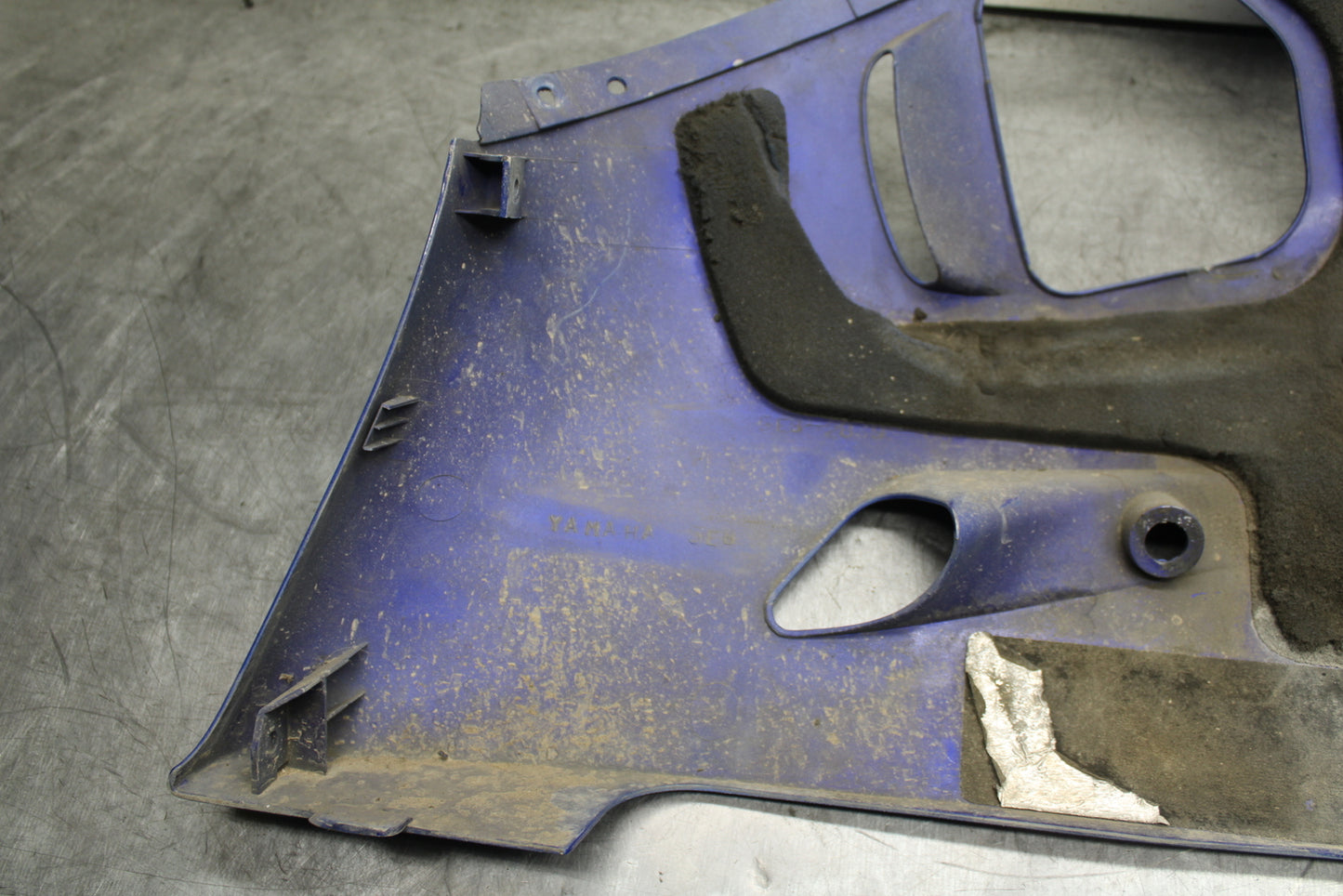 99-02 YAMAHA YZF R6 RIGHT LOWER BOTTOM BELLY SIDE FAIRING COWL  BB246