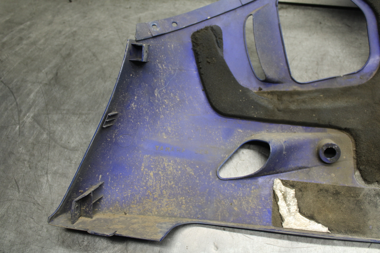 99-02 YAMAHA YZF R6 RIGHT LOWER BOTTOM BELLY SIDE FAIRING COWL  BB246