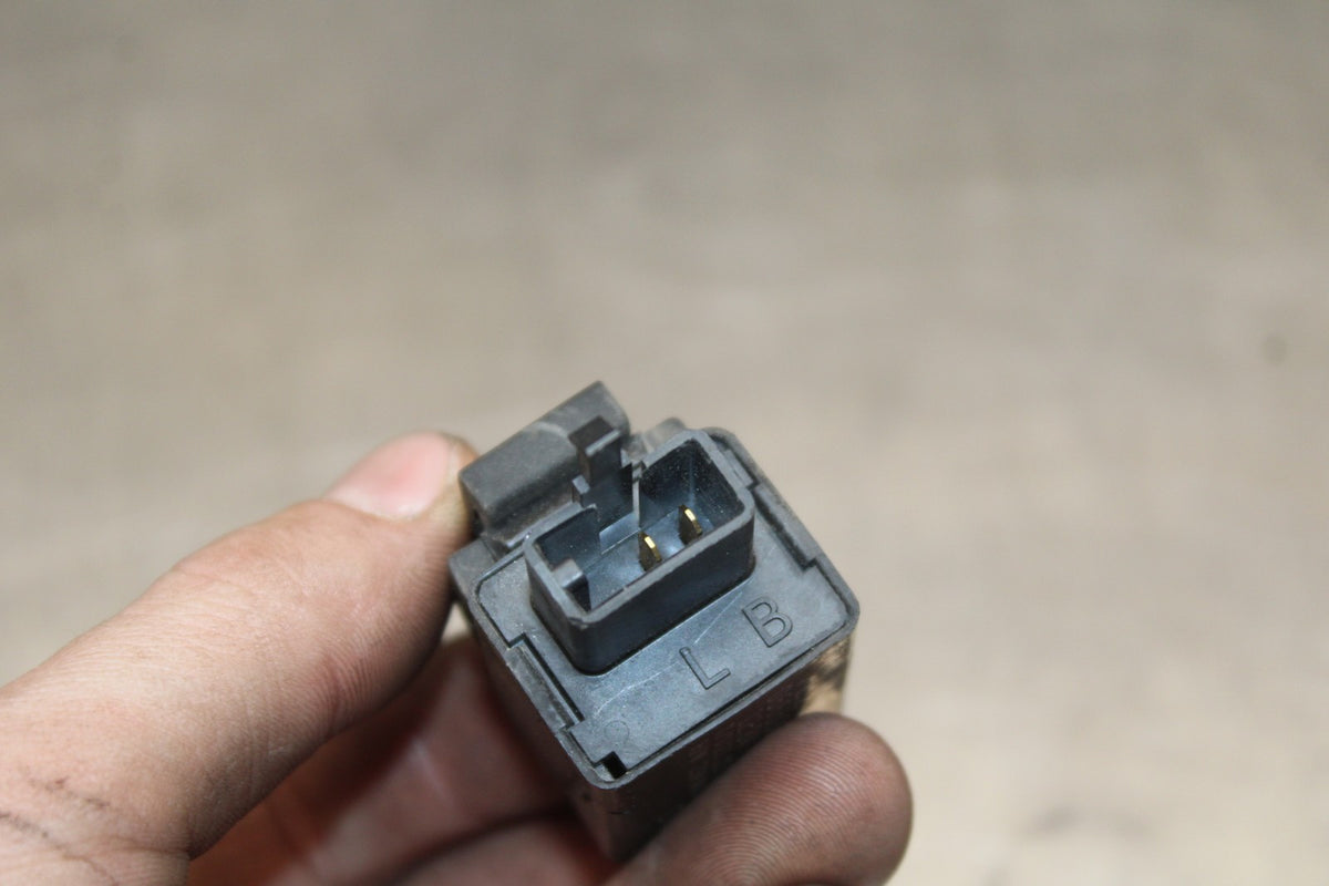 05 YAMAHA YZF R6 TURN SIGNAL BLINKER RELAY FLASHER SWITCH BB814