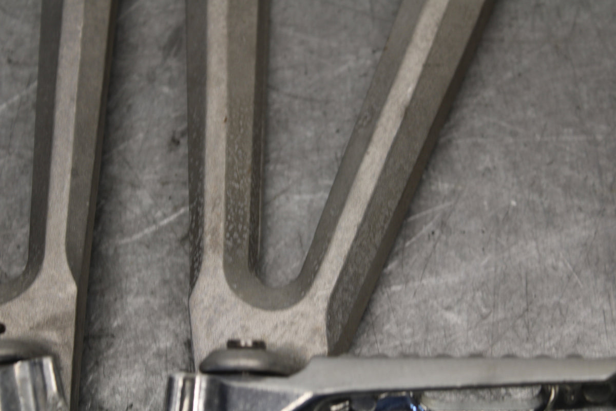 05-06 HONDA CBR600RR REAR BACK PASSENGER PEG SET PAIR  BB689