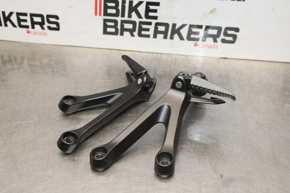 18 SUZUKI GSXR1000 REAR BACK PASSENGER PEG SET PAIR BB642