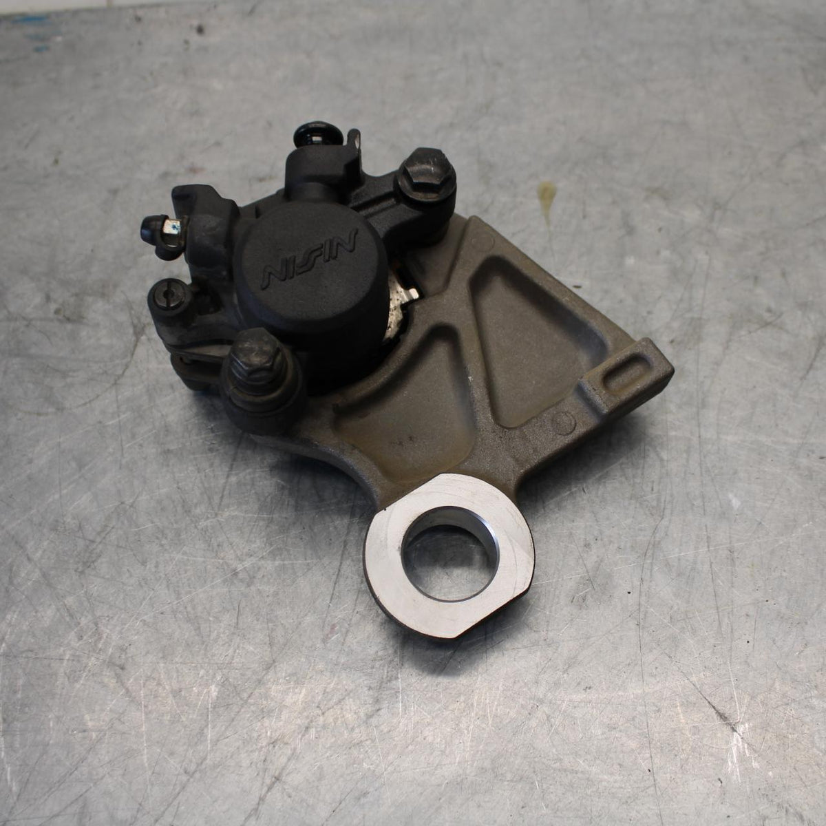 08-16 YAMAHA YZF R6 REAR  BRAKE CALIPER W MOUNT BRACKET 2C0-2580W-00-00 BB436