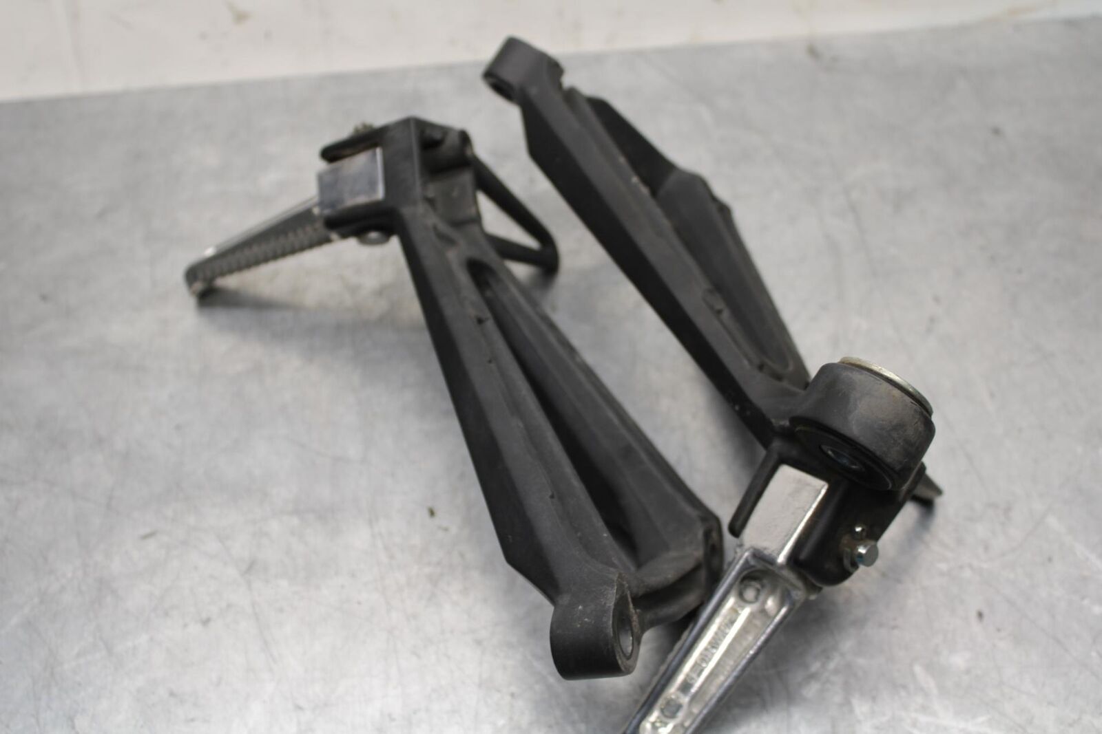 19-21 YAMAHA YZF R3 REAR FOOT RESTS PEGS STEPS SET PAIR BB588