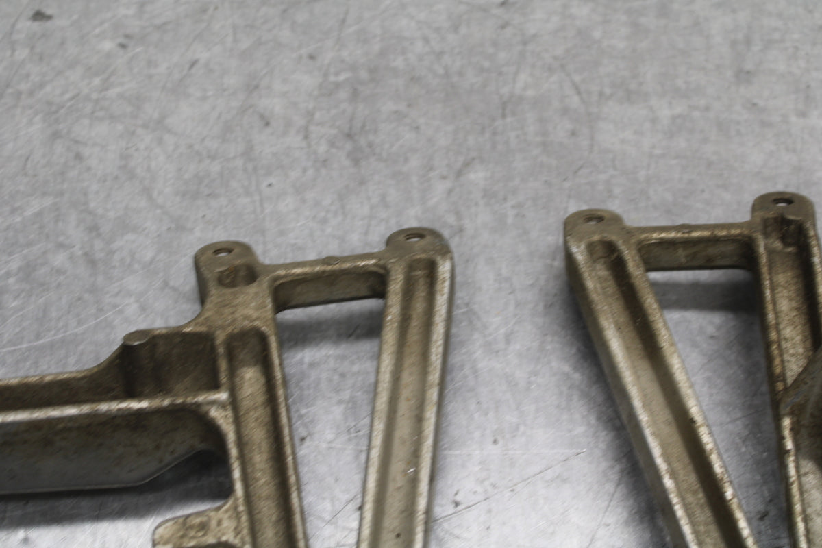 95-98 HONDA CBR600F3 REAR BACK PASSENGER PEG SET PAIR BB122