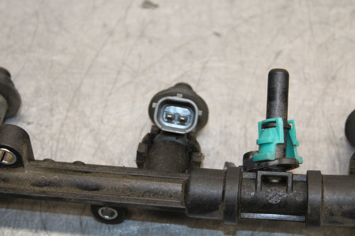 12-16 HONDA CBR1000RR SECONDARY FUEL INJECTORS TOP AIRBOX GAS RAIL BB114