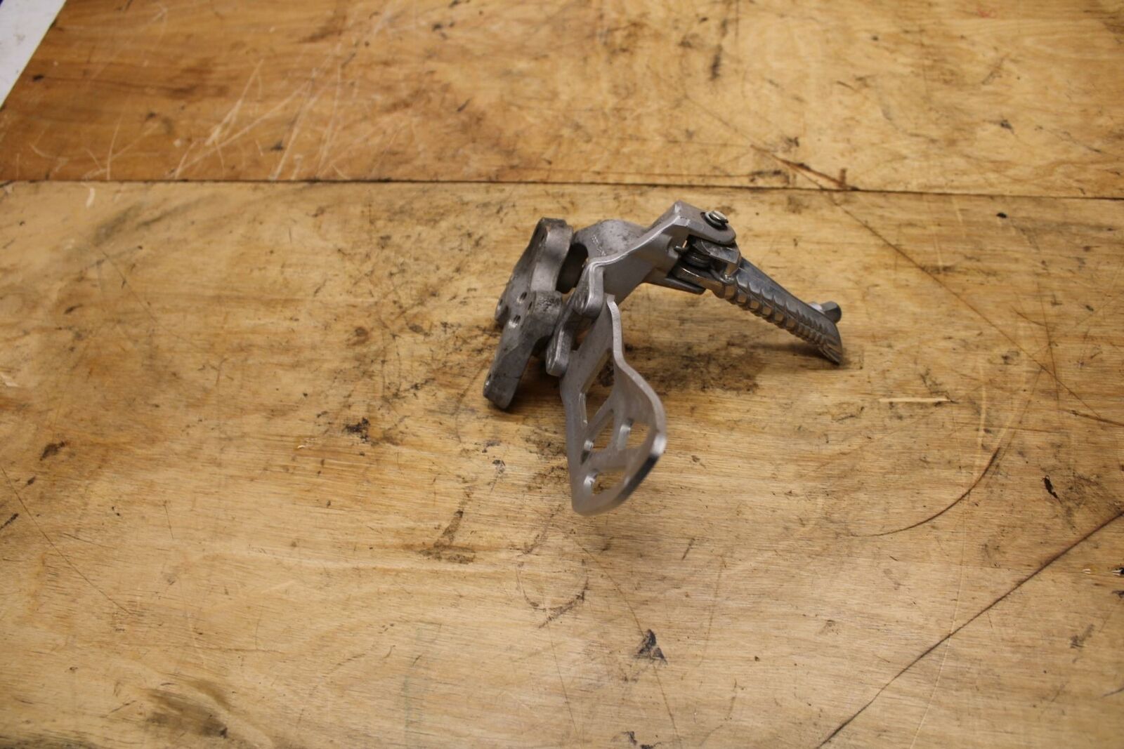 11-13 SUZUKI GSXR600 LEFT REARSET REAR SET DRIVER FOOT PEG BRACKET MOUNT BB330
