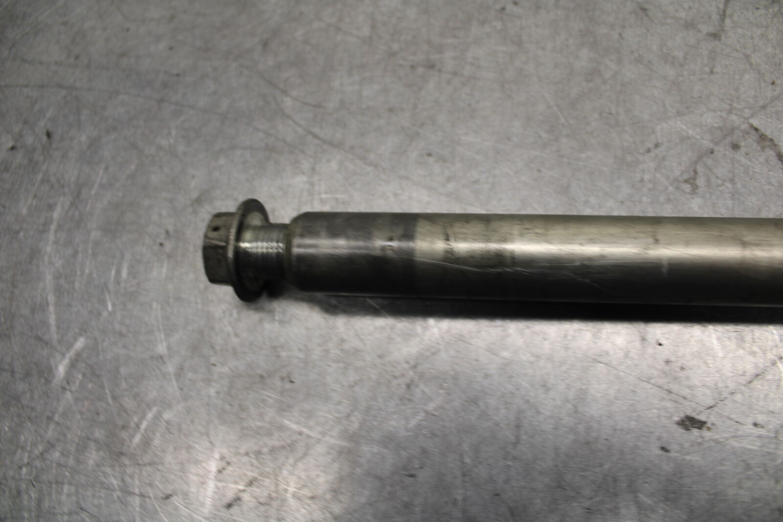 05-06 SUZUKI GSXR1000 FRONT WHEEL RIM AXLE PIVOT BOLT 54711-41G00 BB677