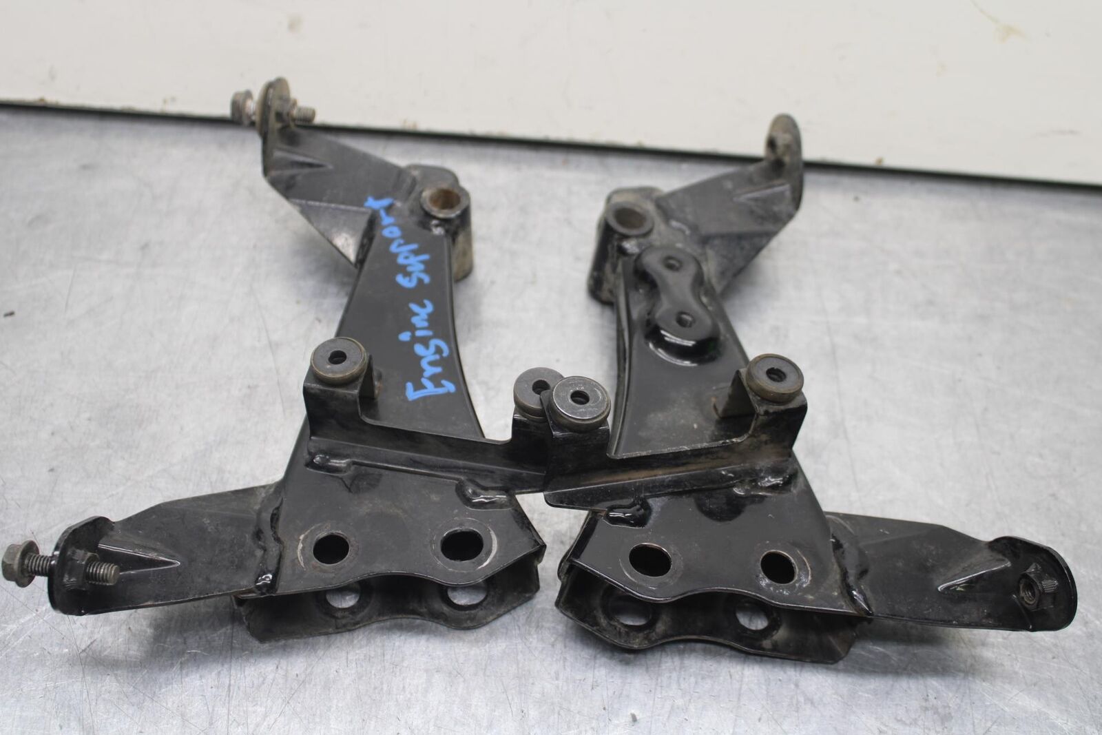 2009 Kawasaki Ninja 250R EX250J ENGINE MOUNT MOTOR BRACKET BB87
