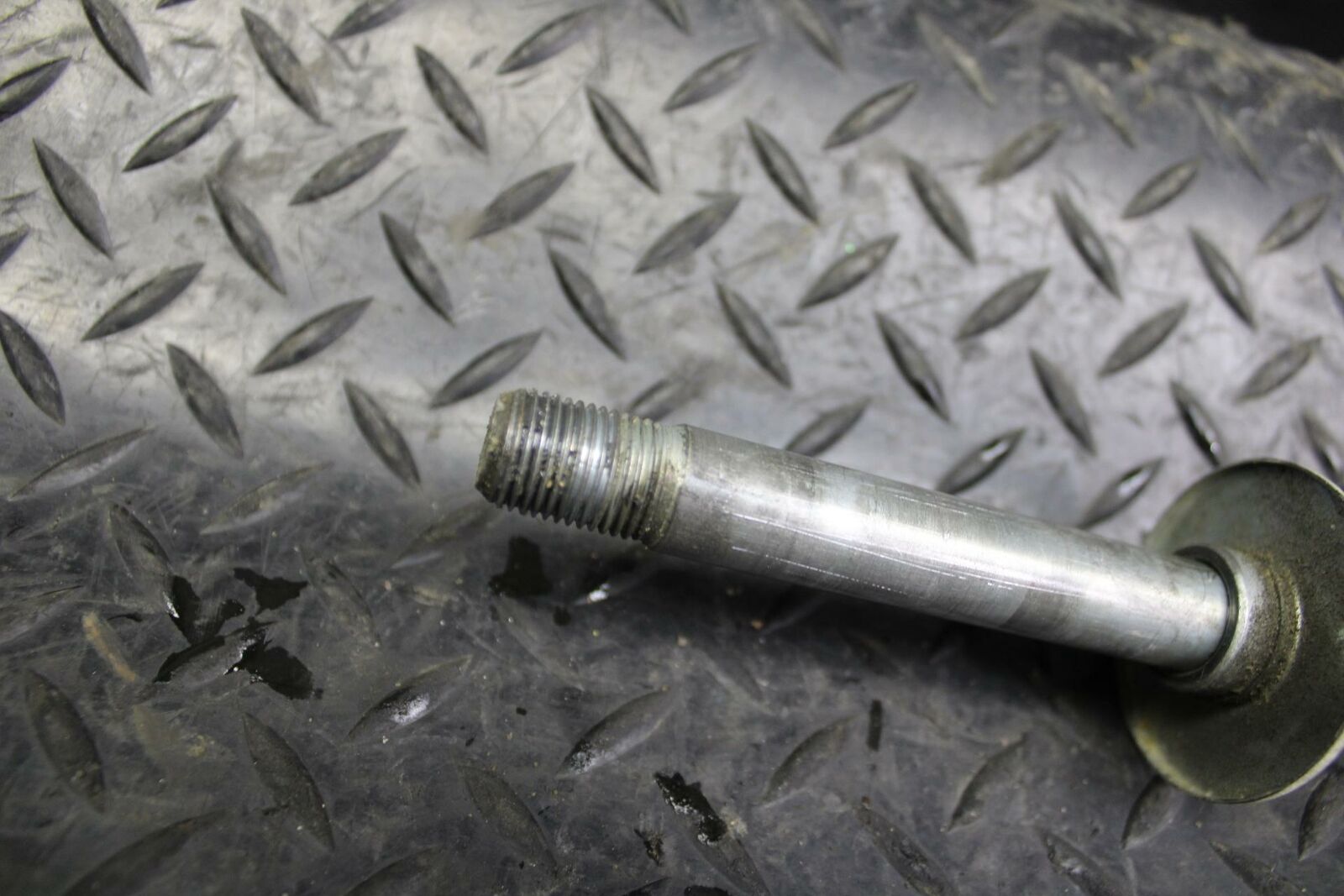 05-06 SUZUKI KATANA 750 GSX750F FRONT WHEEL RIM AXLE PIVOT BOLT bb166