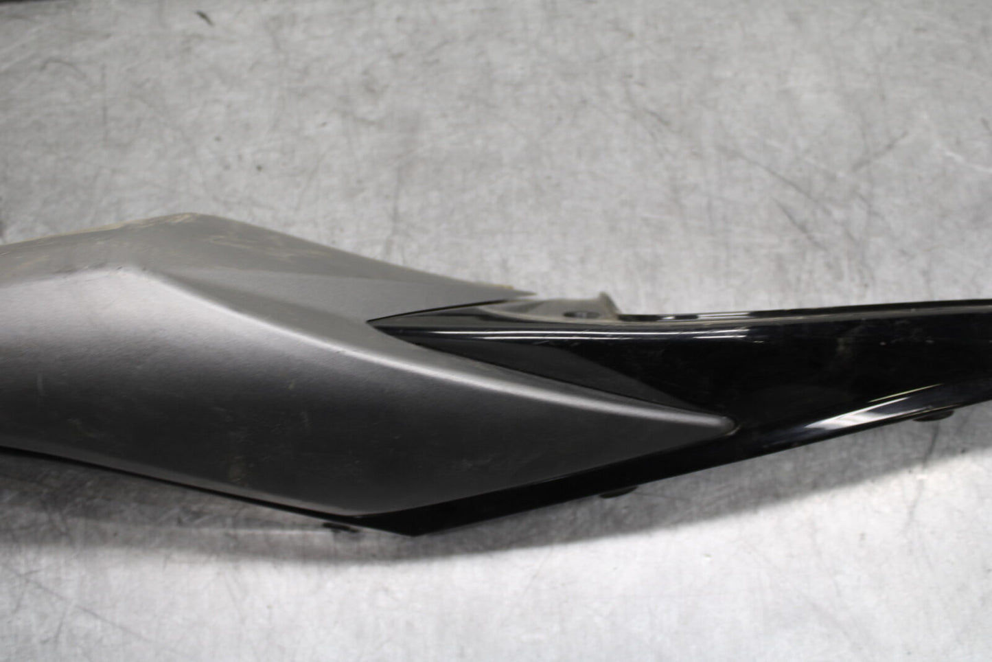 08-10 SUZUKI GSXR 600  RIGHT REAR BACK TAIL FAIRING COWL SHROUD BB101