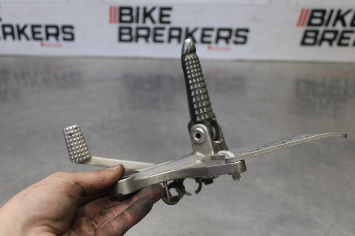 04-05 KAWASAKI NINJA ZX10R RIGHT REARSET REAR SET DRIVER FOOT PEG STOP BB931