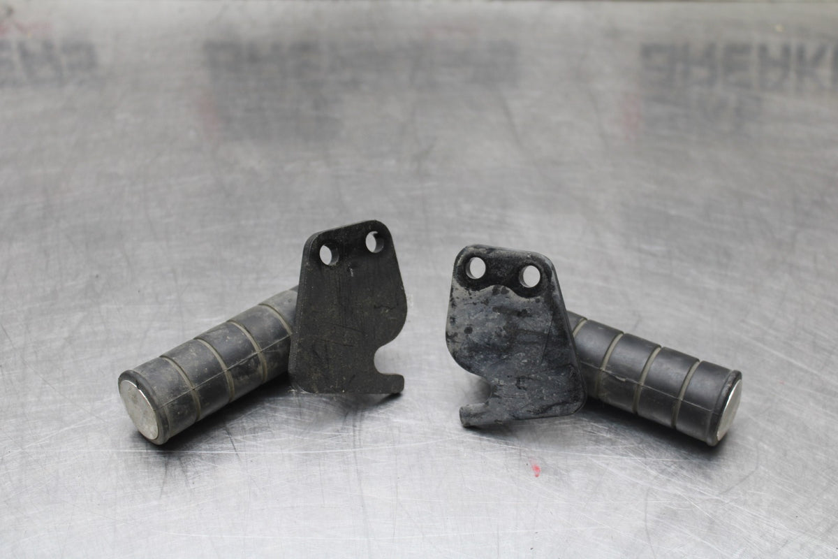 08 YAMAHA V STAR 1100 XVS1100AW CLASSIC REAR PASSENGER FOOT STEP PEG SET BB916