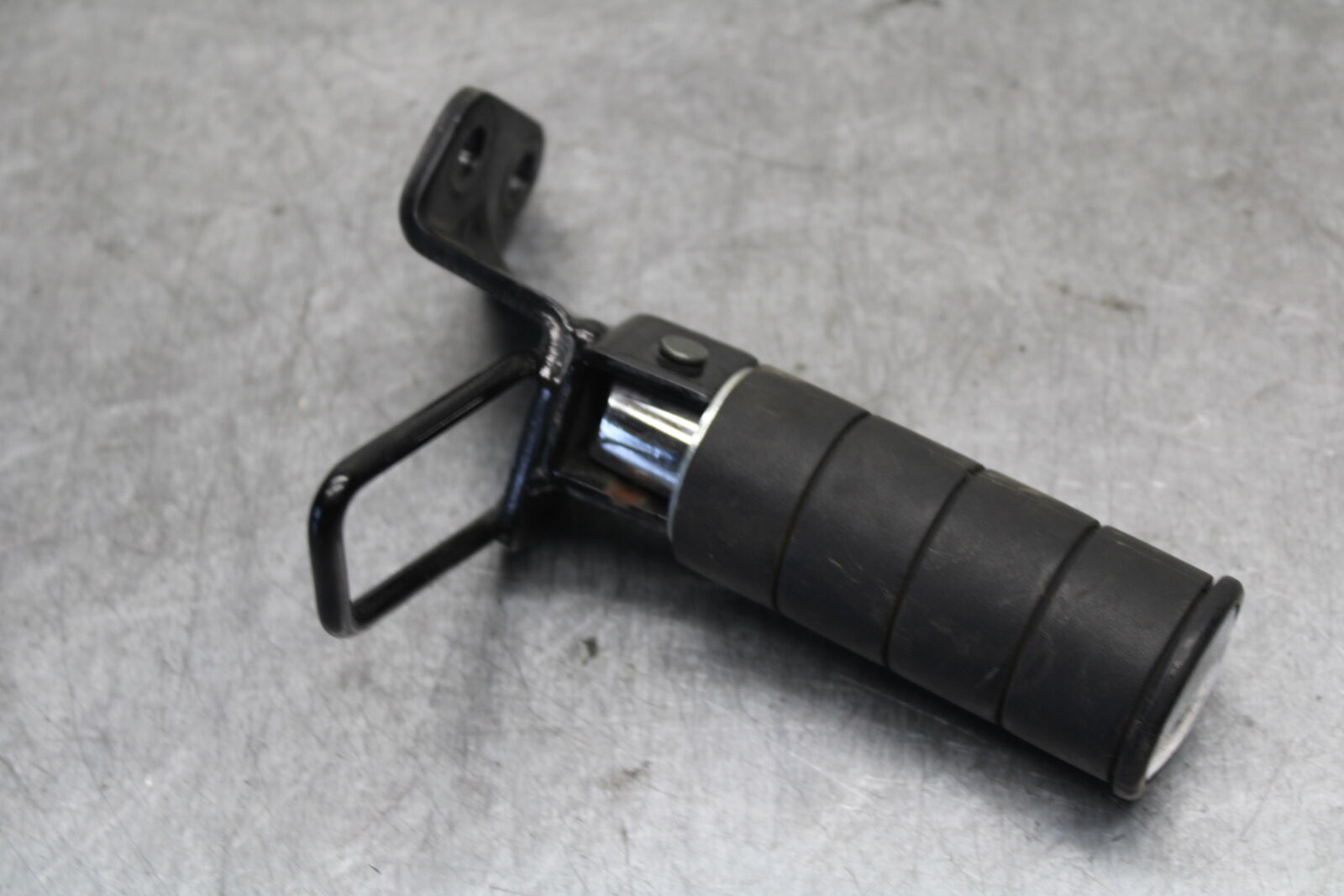 05-06 SUZUKI BOULEVARD M50 REAR PASSENGER FOOT STEP PEG BB671