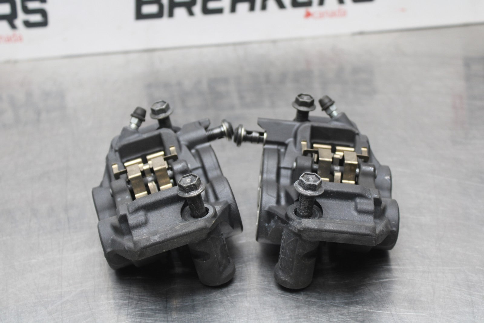 22-25 YAMAHA YZF R7 RIGHT LEFT FRONT BRAKE CALIPER SET PAIR CALIPERS BB769