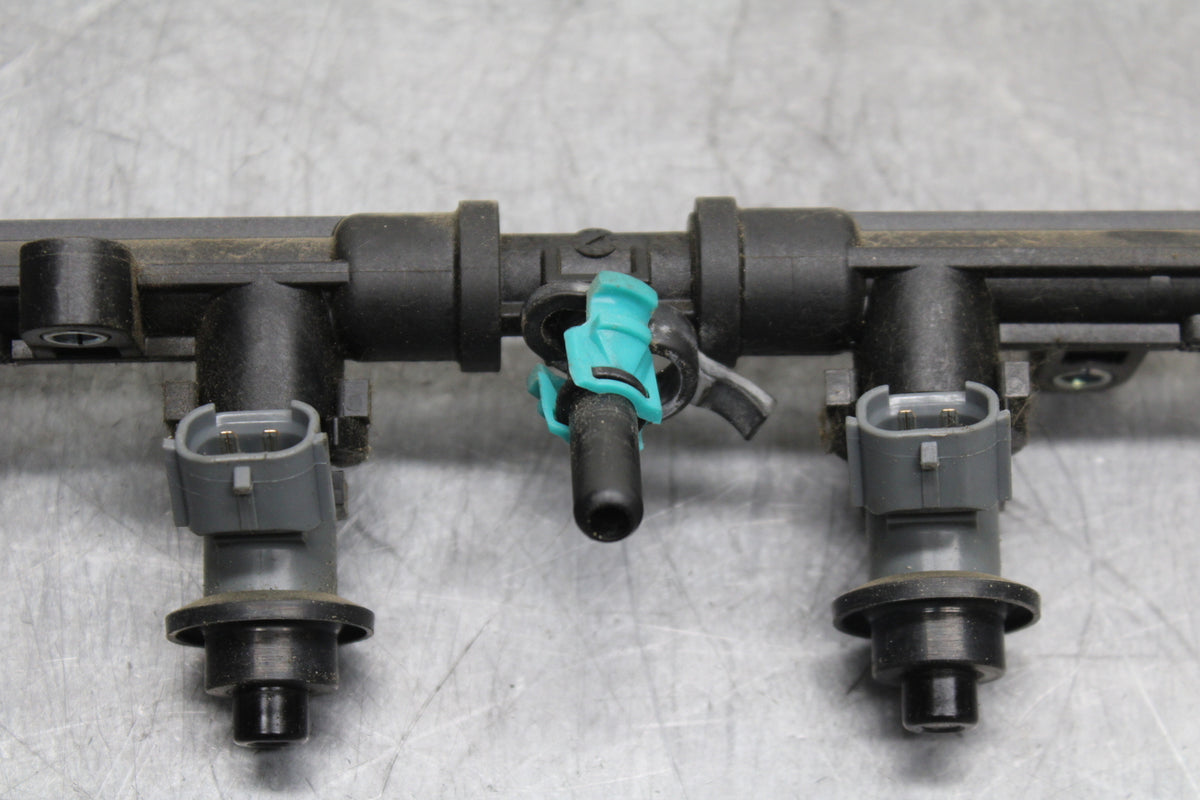 12-16 HONDA CBR1000RR SECONDARY FUEL INJECTORS TOP AIRBOX GAS RAIL BB114