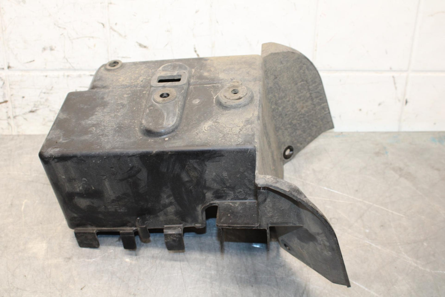 2005 Kawasaki Vulcan 1600 VN1600D Nomad BATTERY TRAY BOX HOLDER BB556