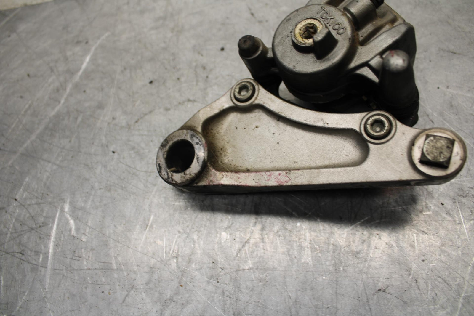 00-01 KAWASAKI ZZR600 REAR BACK BRAKE CALIPER W MOUNT BRACKET BB31