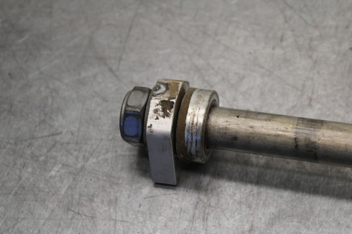 09-11 TRIUMPH DAYTONA 675 REAR AXLE BACK WHEEL RIM PIVOT BOLT AXEL BB652