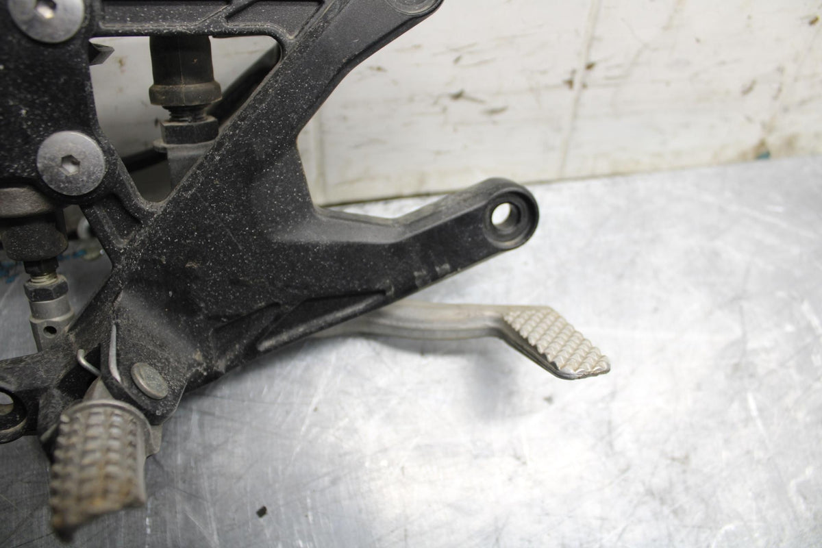 18 YAMAHA YZF R1  RIGHT REARSET REAR SET DRIVER FOOT PEG REST STOP BB473