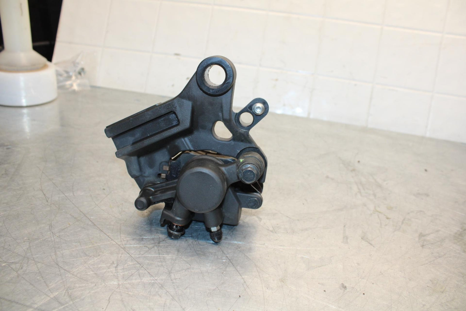 17-18 YAMAHA YZF R3 REAR BACK BRAKE CALIPER W MOUNT BRACKET BB438