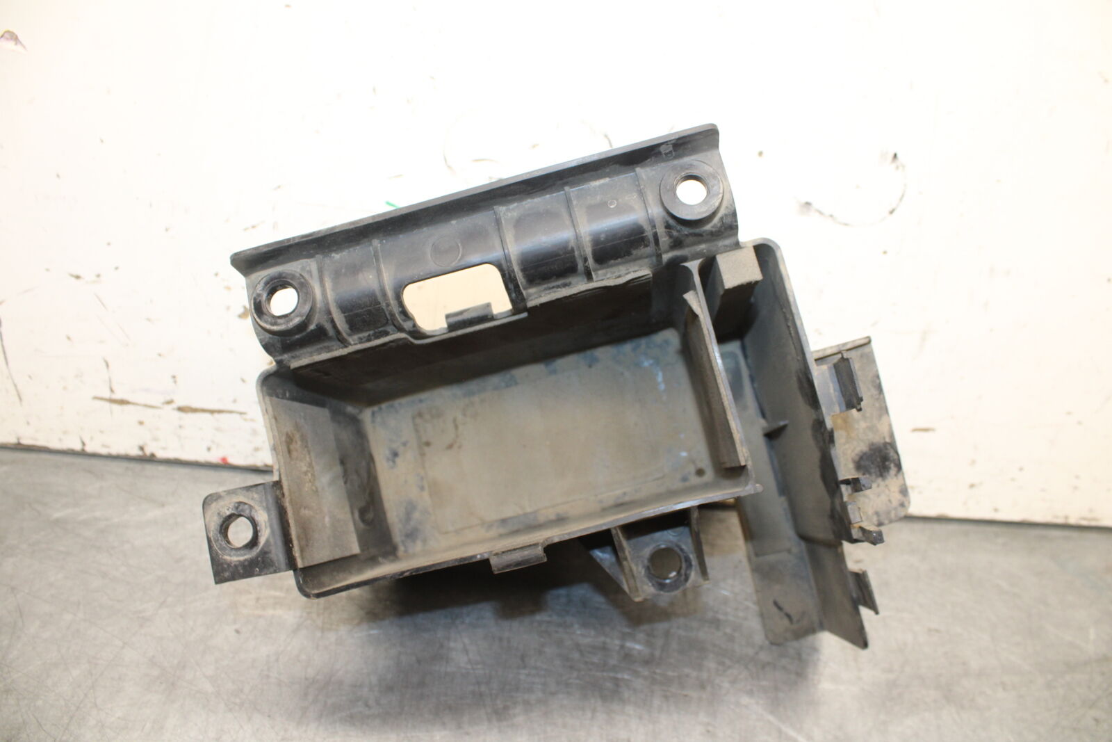 14-15 YAMAHA V STAR 1300 XVS1300CT TOURER BATTERY TRAY BOX HOLDER BB722