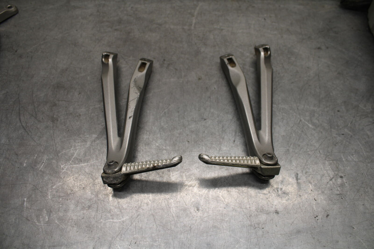 07-08 YAMAHA YZF R1 REAR BACK PASSENGER PEG SET PAIR BB724