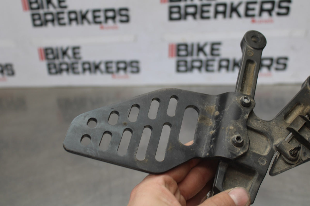 17 YAMAHA YZF R6 LEFT REARSET REAR SET DRIVER FOOT PEG REST STOP BB922