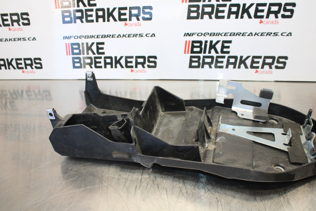 07 KAWASAKI Z1000 REAR BACK TAIL UNDERTAIL BATTERY TRAY PLASTIC BB148