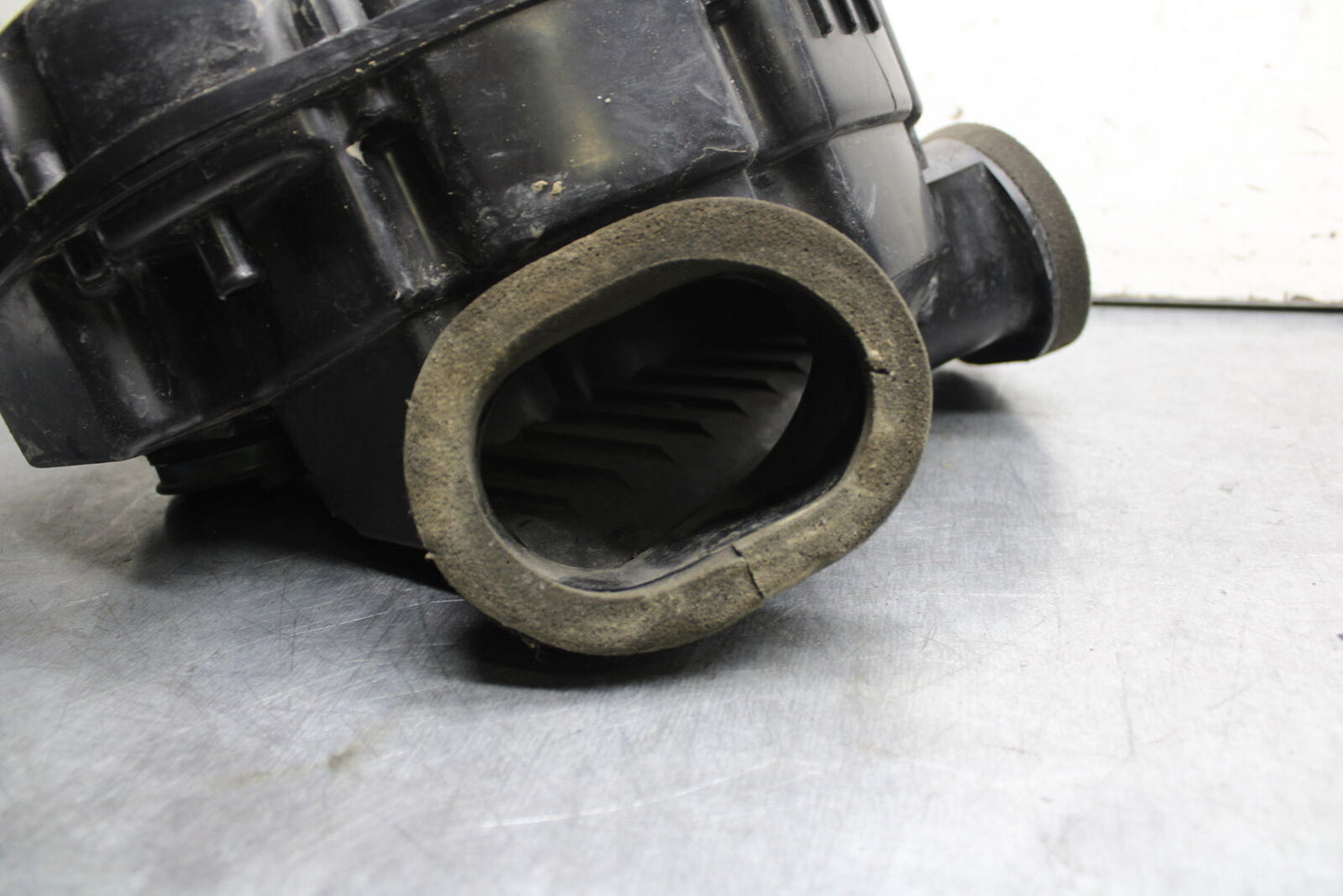 06-07 SUZUKI GSXR750 AIRBOX AIR INTAKE FILTER BOX 13700-02H03 BB670