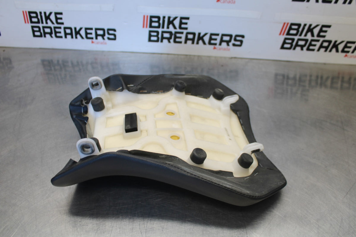 18 SUZUKI GSXR750 FRONT DRIVERS SEAT PAD SADDLE PILLION BB891