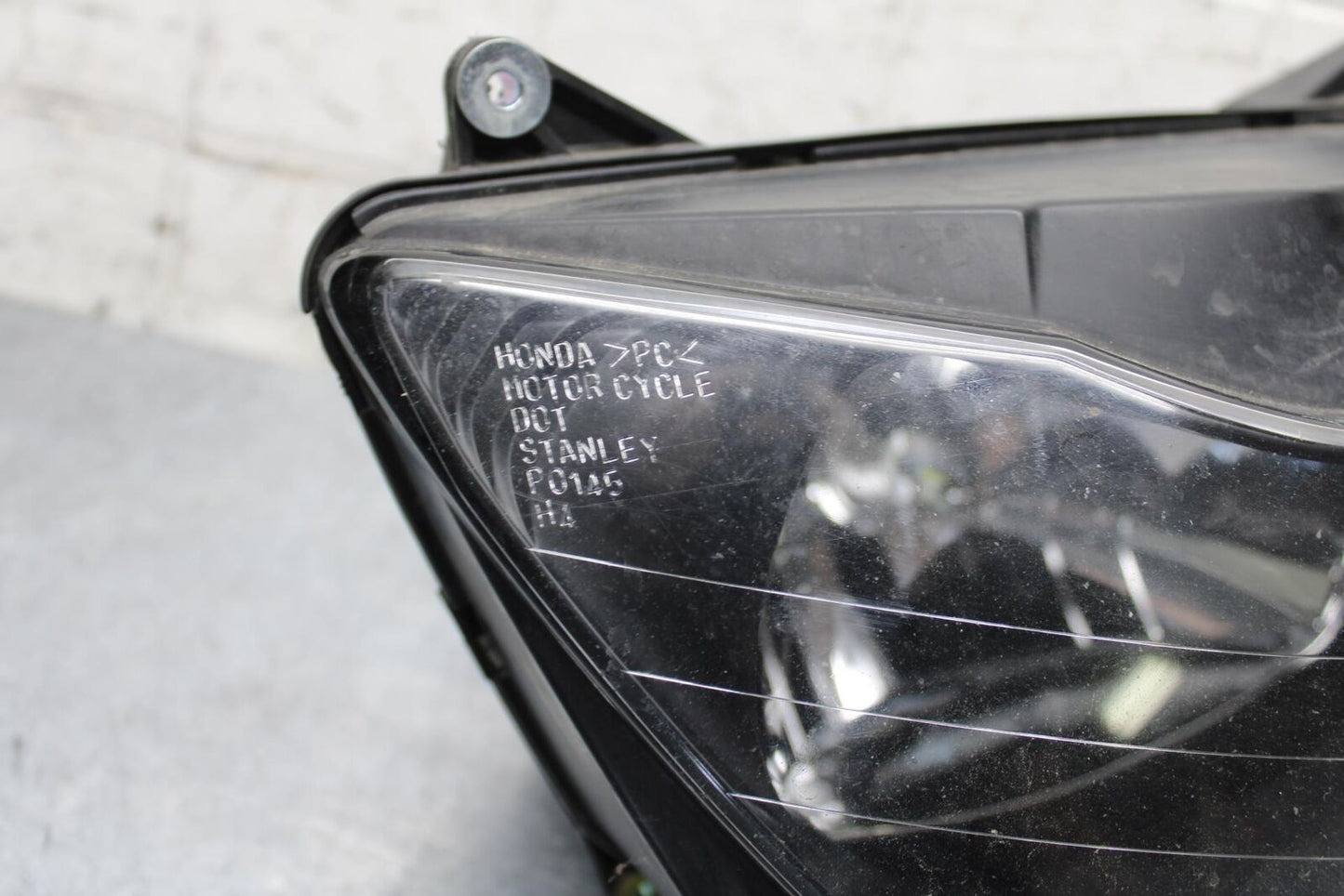 2000 Honda CBR600F4 FRONT HEADLIGHT HEAD LIGHT LAMP 33120-MBW-682 BB552