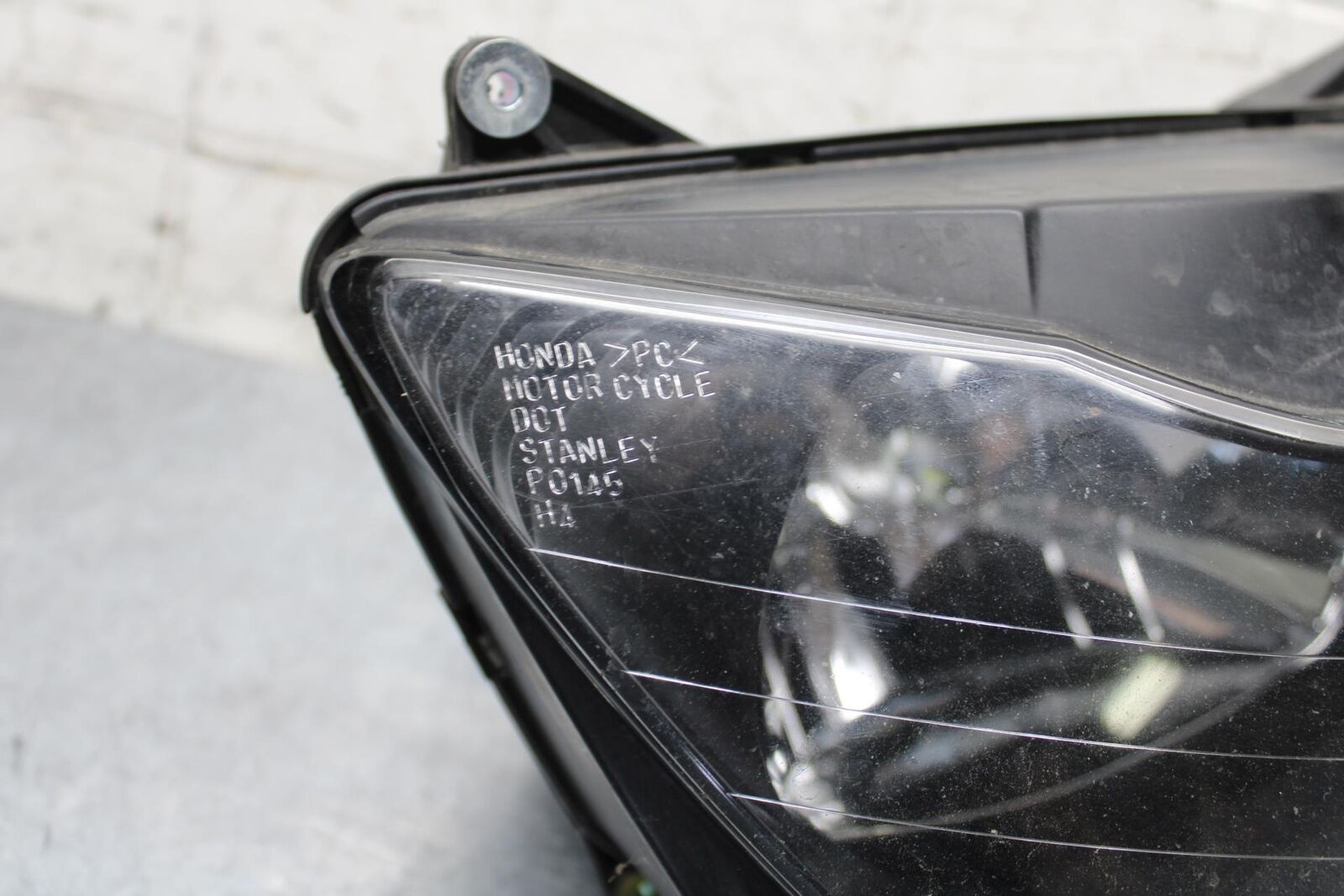 2000 Honda CBR600F4 FRONT HEADLIGHT HEAD LIGHT LAMP 33120-MBW-682 BB552