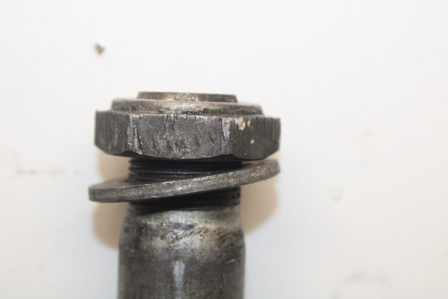 2007 Suzuki GSXR1000 REAR AXLE BACK WHEEL RIM PIVOT BOLT AXEL 64711-33E20 BB83