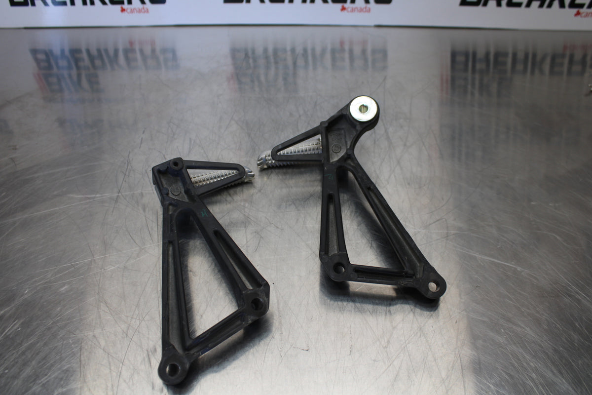 23 YAMAHA YZF R3 REAR BACK PASSENGER PEG SET PAIR BB147