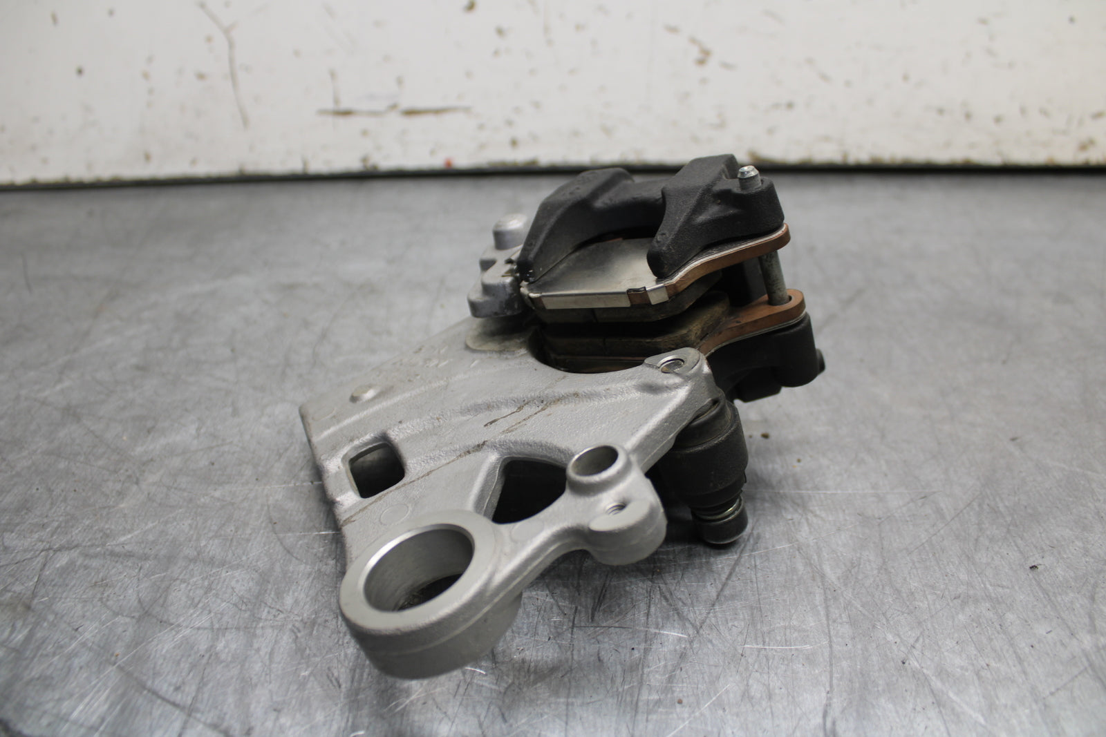 22-24 YAMAHA XSR900 REAR BACK BRAKE CALIPER W MOUNT BRACKET BB710