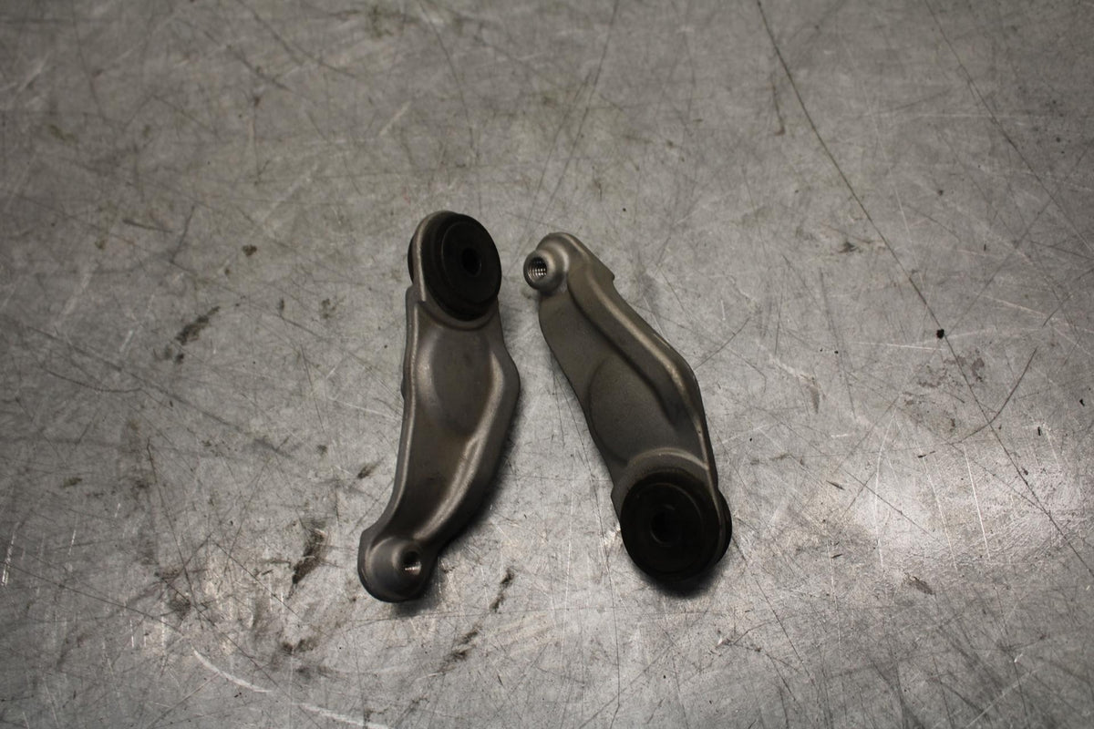 2007 Yamaha YZF R6 FRONT GAS TANK BRACKET MOUNT BB525