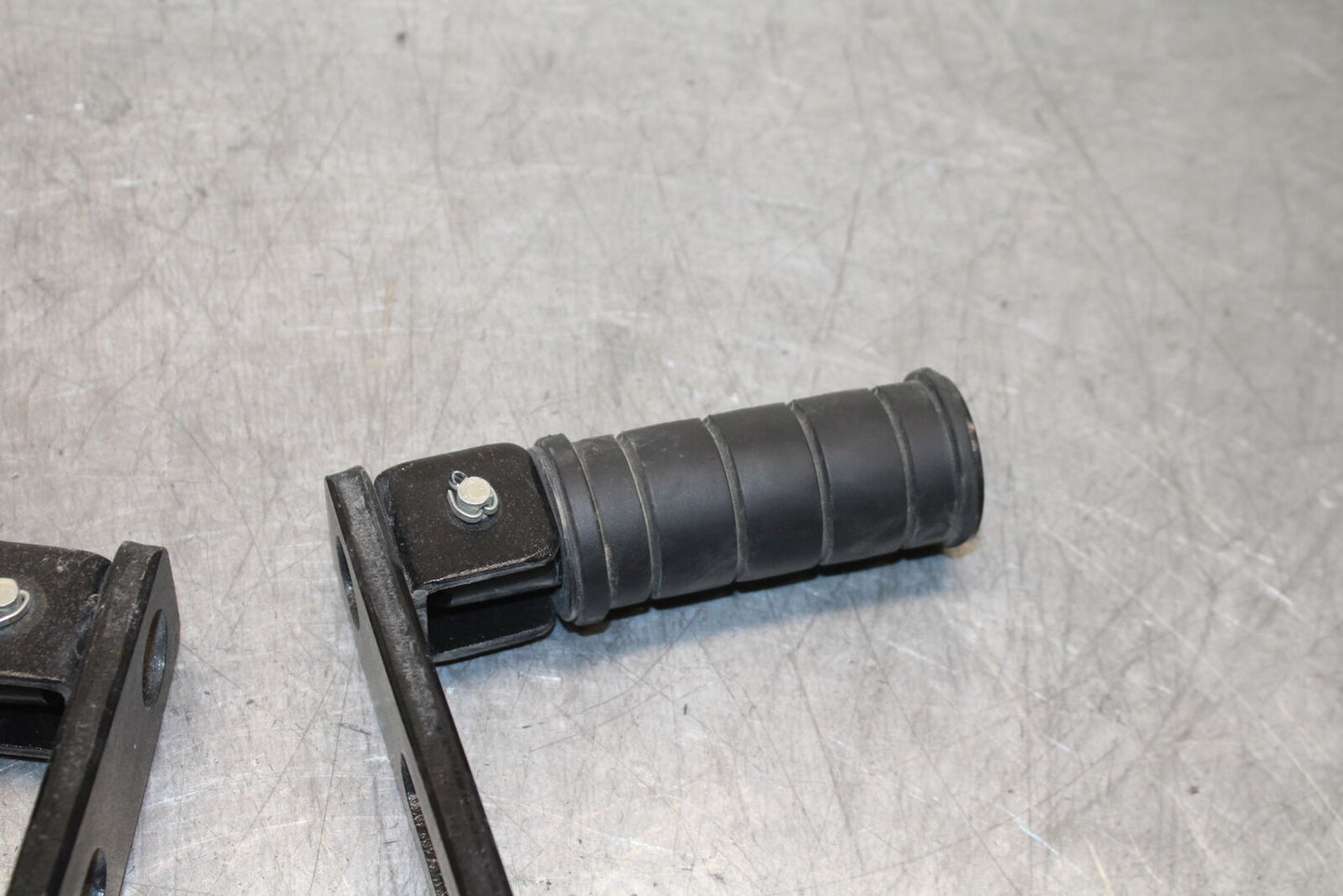 17-24 YAMAHA BOLT XVS950 REAR PASSENGER FOOT STEP PEG BB729