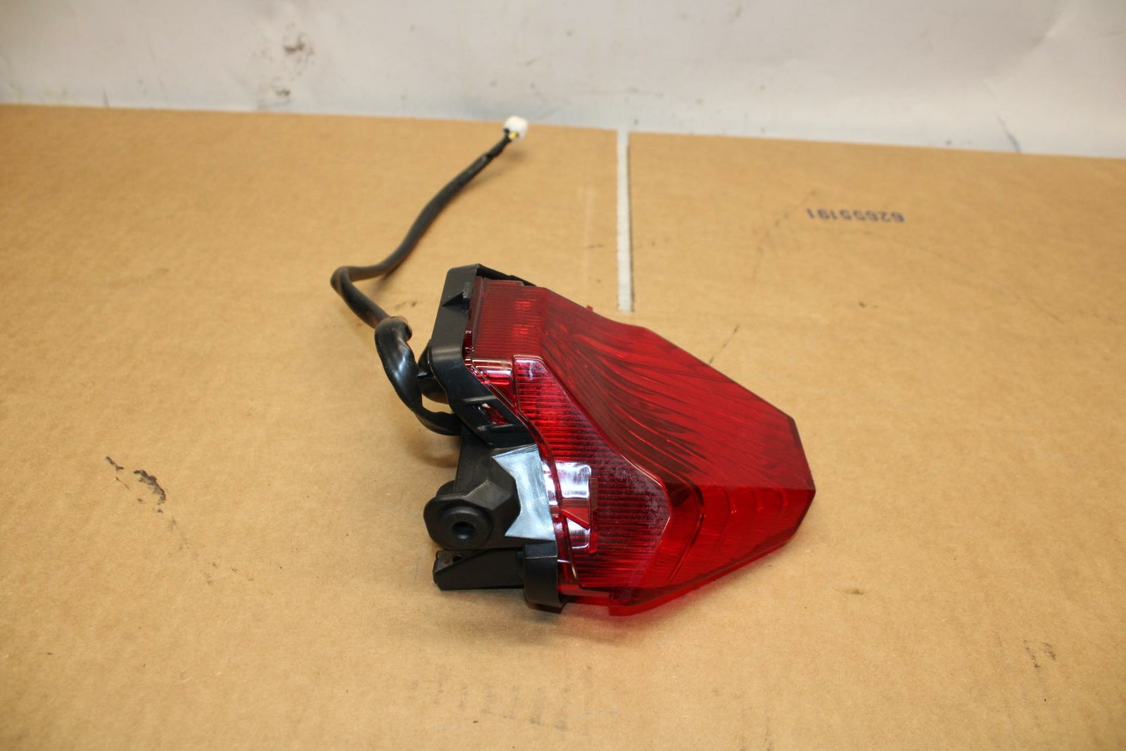 19-21 YAMAHA YZF R3 REAR TAIL TAILLIGHT BACK BRAKE LIGHT BB378
