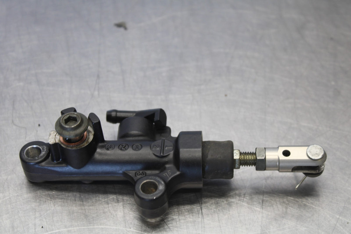 05 YAMAHA YZF R6 REAR BACK BRAKE MASTER CYLINDER W RESERVOIR BB894