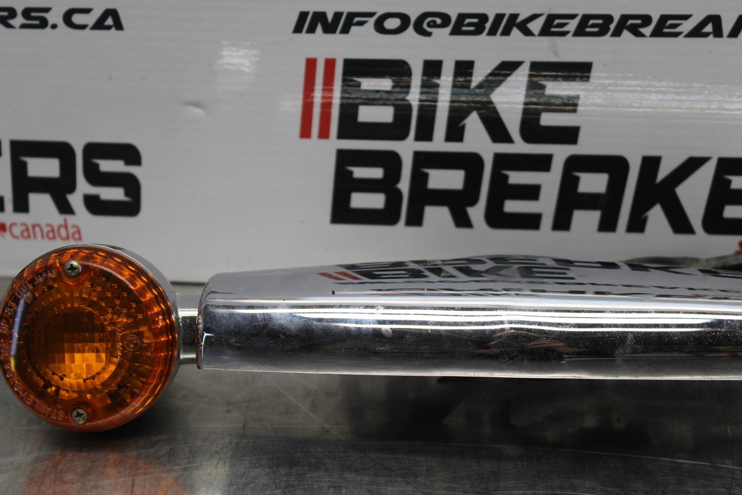 03-08 KAWASAKI VULCAN 1600 REAR BACK TURN SIGNAL BAR MOUNT & LIGHTS BB196