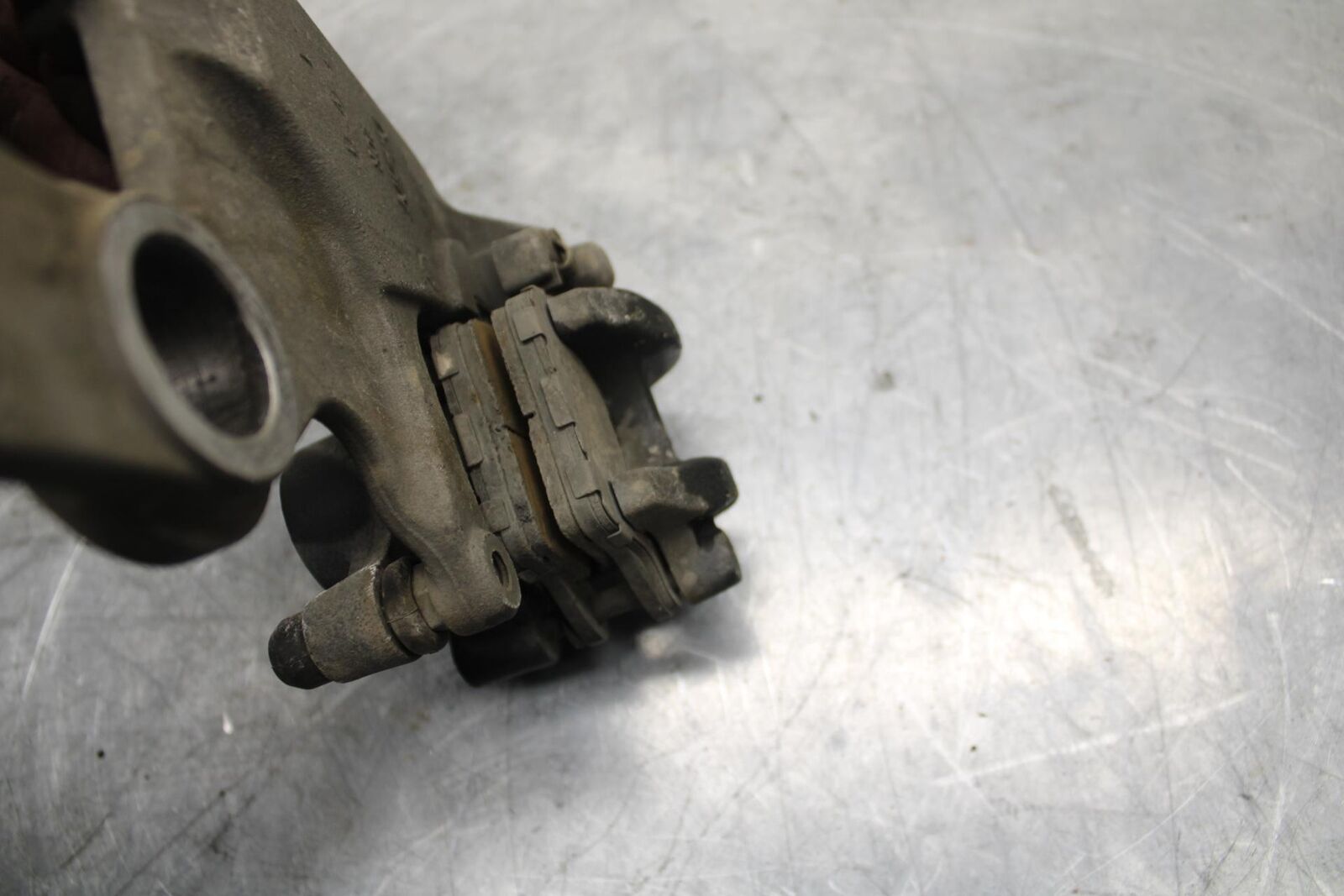 18 YAMAHA YZF R1  REAR BACK BRAKE CALIPER W MOUNT BRACKET BB473