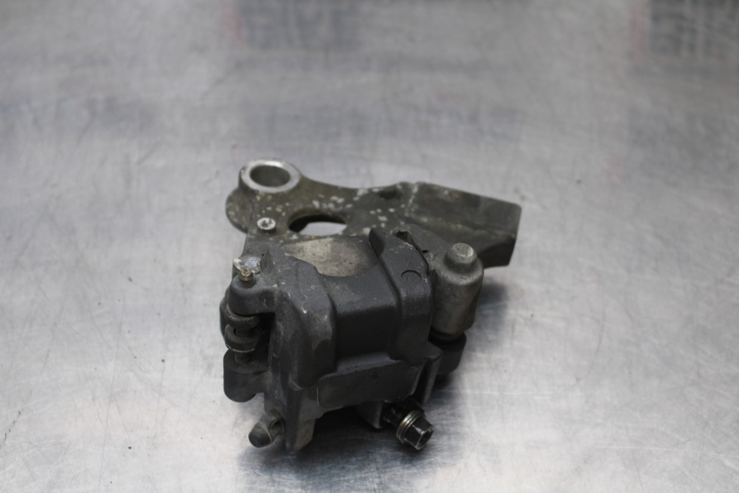 01-06 HONDA CBR600F4I REAR BACK BRAKE CALIPER W MOUNT BRACKET BB185