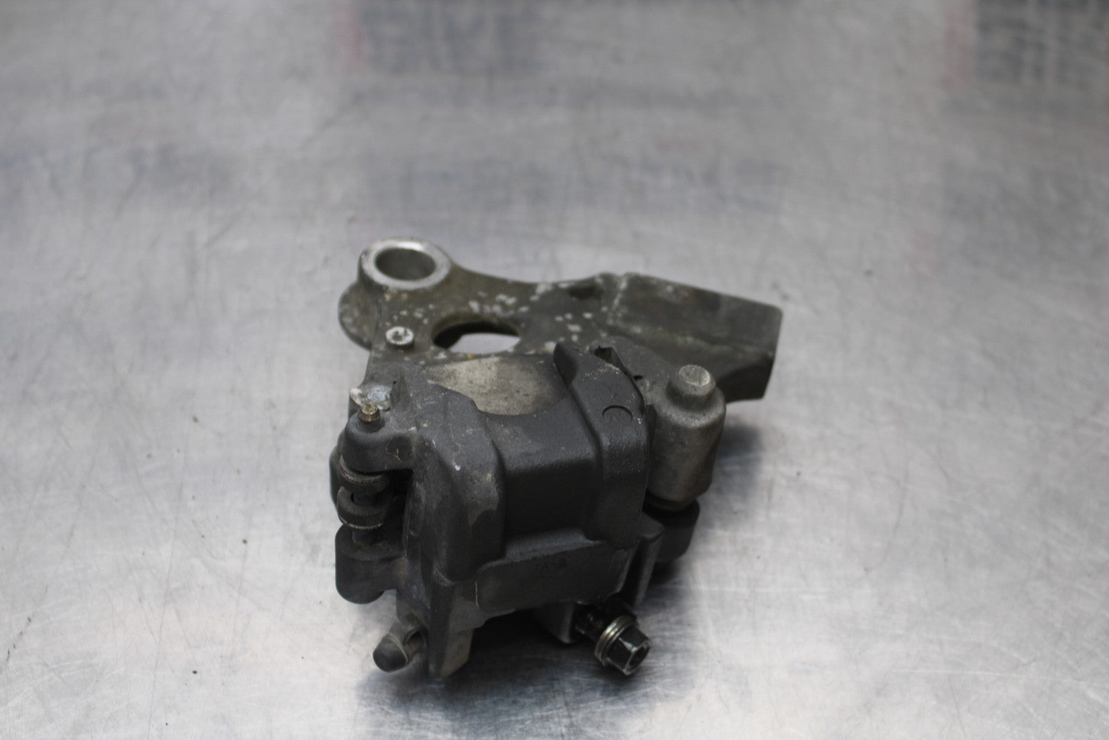 01-06 HONDA CBR600F4I REAR BACK BRAKE CALIPER W MOUNT BRACKET BB185