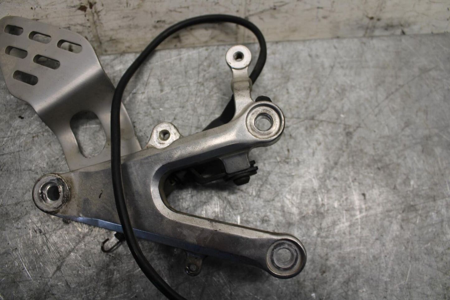 2003 Yamaha YZF R6 RIGHT REARSET REAR SET DRIVER FOOT PEG REST STOP BB539