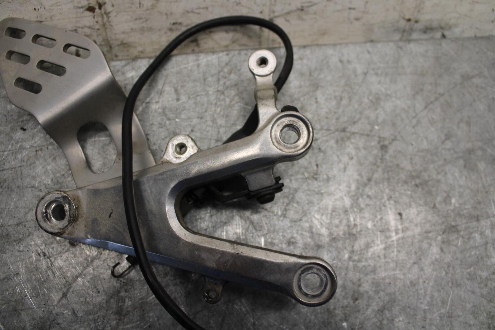 2003 Yamaha YZF R6 RIGHT REARSET REAR SET DRIVER FOOT PEG REST STOP BB539