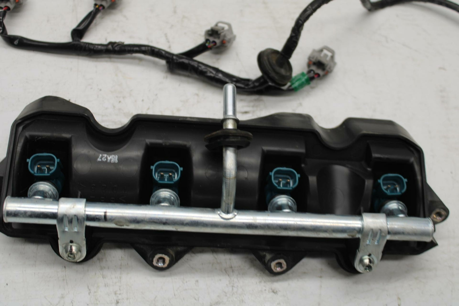 08-17 YAMAHA YZF R6 SECONDARY FUEL INJECTORS TOP AIRBOX GAS RAIL BB354