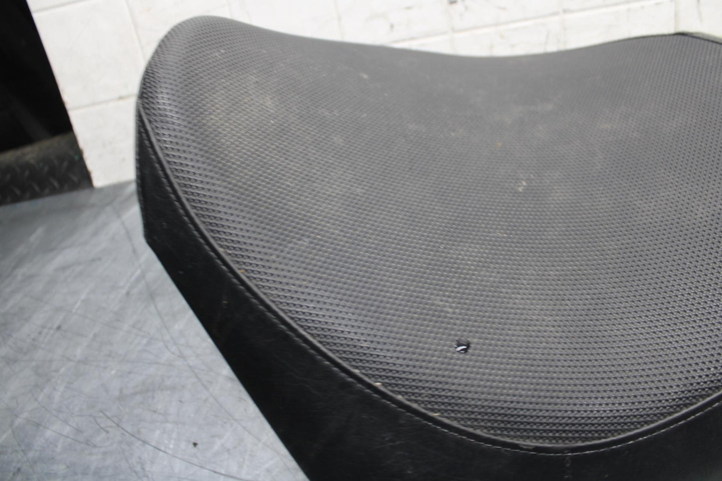 06-09 SUZUKI M109R BOULAVARD FRONT DRIVERS SEAT BB501